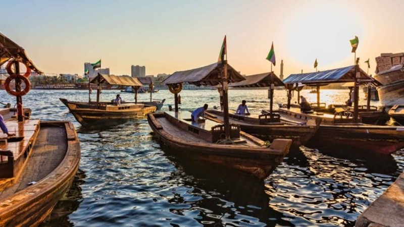Đi thuyền gỗ dọc theo con lạch Dubai