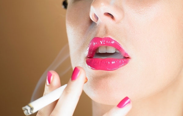 Phụ nữ hút thuốc làm cho quá trình lão hóa diễn ra nhanh hơn và sớm hơn