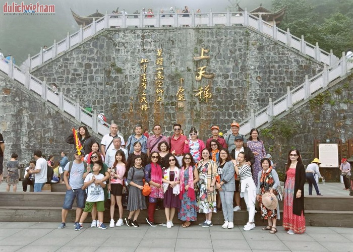 Du khách tham quan và chụp ảnh trong hành trình du lịch Trung Quốc