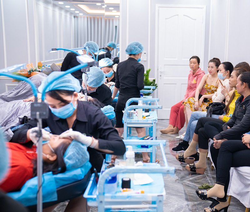 Khách hàng tin tưởng lựa chọn phun thêu thẩm mỹ tại DIVA Spa Lâm Đồng