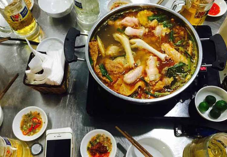 Phố Phùng Hưng từ lâu đã trở thành điểm hẹn lý tưởng cho những thực khách yêu thích món ăn này.