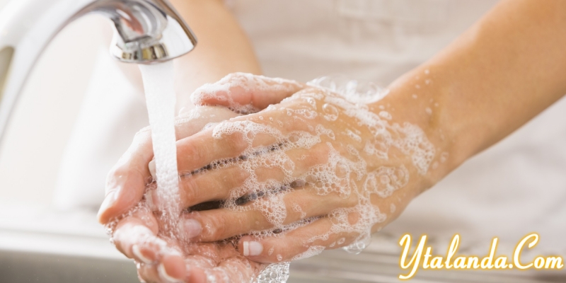 Rửa tay để tránh vi khuẩn trên da mặt