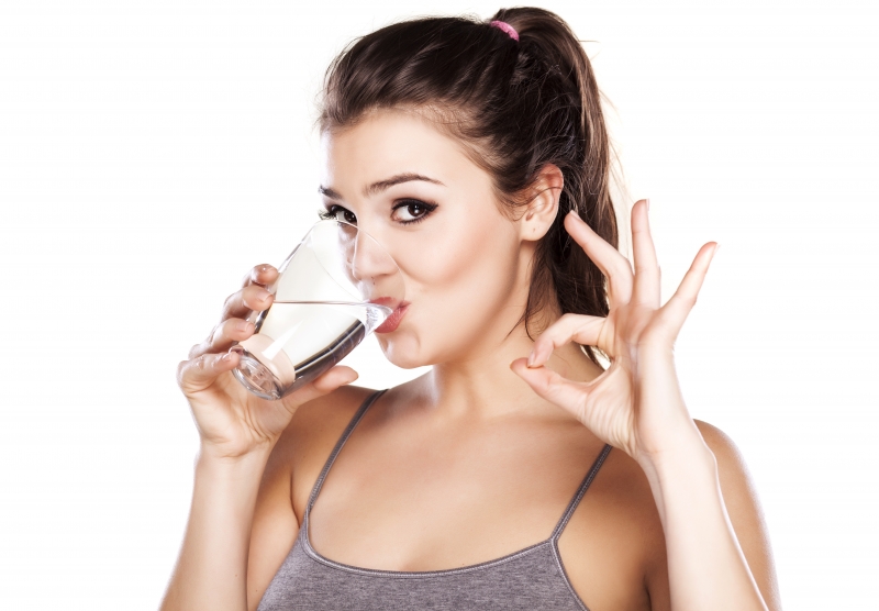 Uống nhiều nước để giữ nước cho da