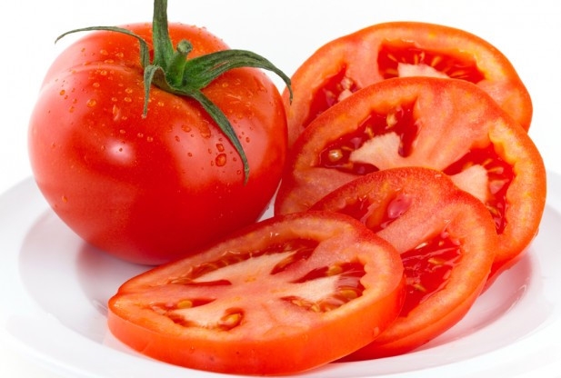 Cà chua có thể cải thiện và cân bằng sự tiết dầu để giảm tiết dầu và tăng độ đàn hồi cho da.