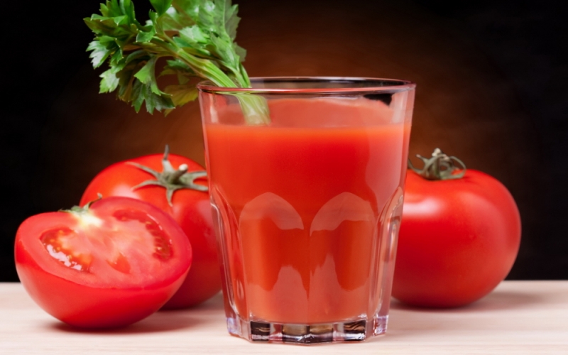 Nước ép cà chua uống trước bữa ăn giúp giảm hấp thụ calo và giảm cảm giác thèm ăn.