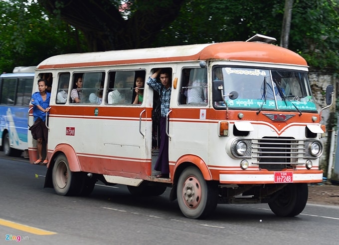 Xe buýt ở Myanmar thường chạy nhanh và rẻ hơn đi tàu hỏa