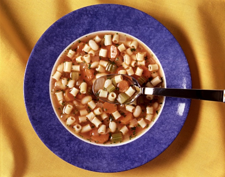 Món canh đậu truyền thống được nấu trong nồi sứ.