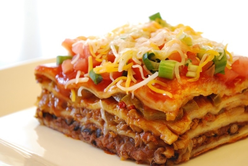 Lasagna trong tiếng Ý là một miếng mì ống mỏng, được phủ một lớp sốt cà chua với thịt băm.