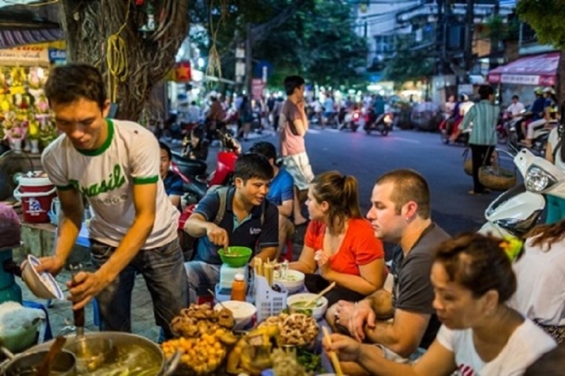 Top 10 con phố kinh doanh món ăn ngon nổi tiếng ở Hà Nội