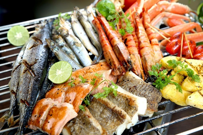 Bạn có thể mua hải sản về tự nấu hoặc nhờ người dân bản xứ chế biến và cùng họ thưởng thức