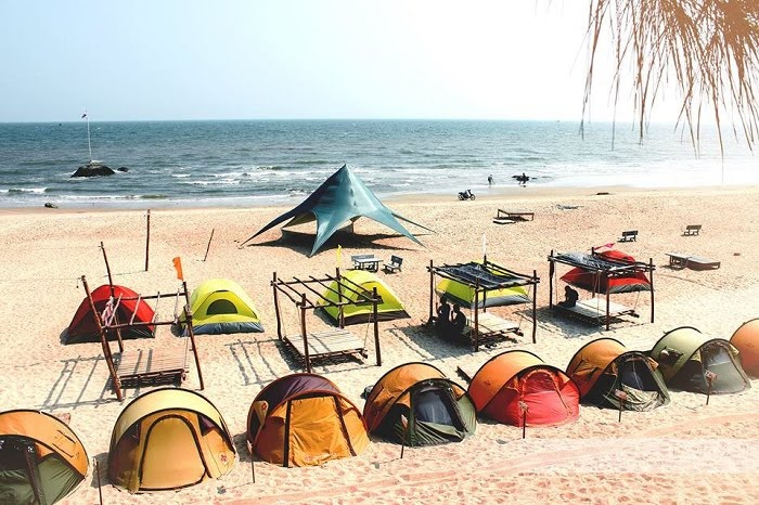 Nếu đi nhóm đông người có thể cắm trại ở bãi biển