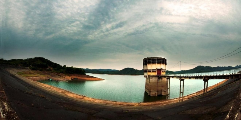 ﻿Hồ Kẻ Gỗ là hồ nhân tạo nhưng vẻ đẹp của nó không khác gì hồ nước tự nhiên.