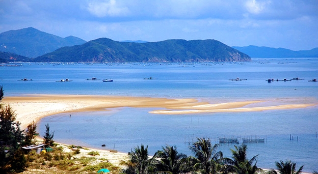 ﻿Biển Thiên Cầm xanh và sạch, bạn sẽ như được thả hồn khi đi dạo khắp bờ biển