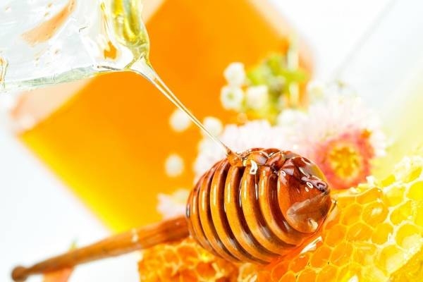Mật ong có tác dụng trị mụn an toàn cho phụ nữ sau sinh